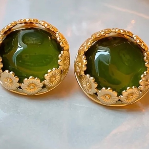 Green Vintage Look Goldtone Pierce Earrings BNWT - Picture 1 of 7